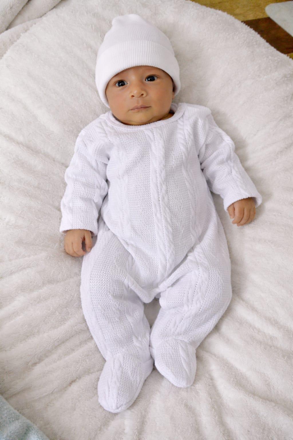 Bebé con gorrito y pijama