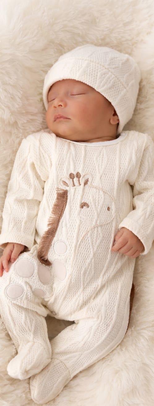 Bebé con pijama primer dia de jirafa